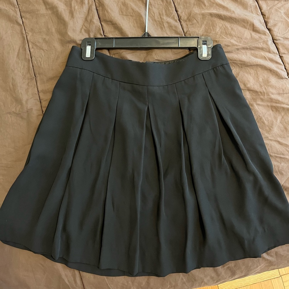 flowey black skirt, good for work and going out, banana republic size 4